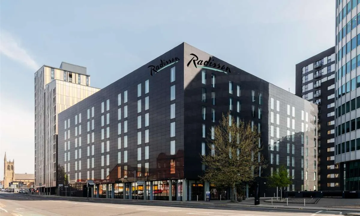 Radisson曼彻斯特净零酒店安装4台Carrier R290热泵